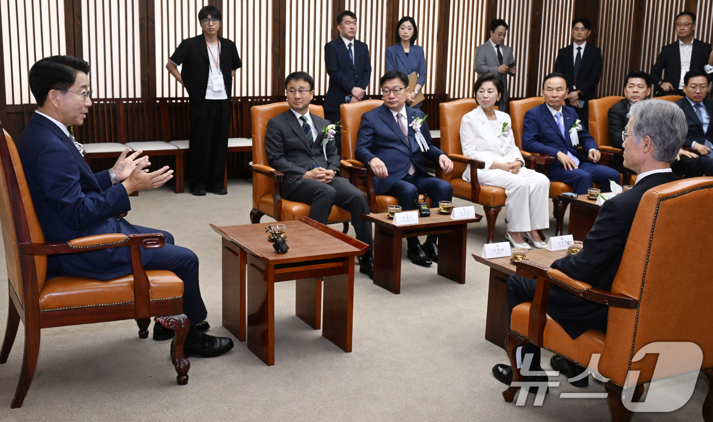(서울=뉴스1) 국회사진기자단 = 조정식 국회의장이 17일 서울 여의도 국회 의장접견실에서 제78주년 제헌절 경축식에 앞서 4부요인 및 감사원장, 여야 원내대표 등과 환담을 하고 …