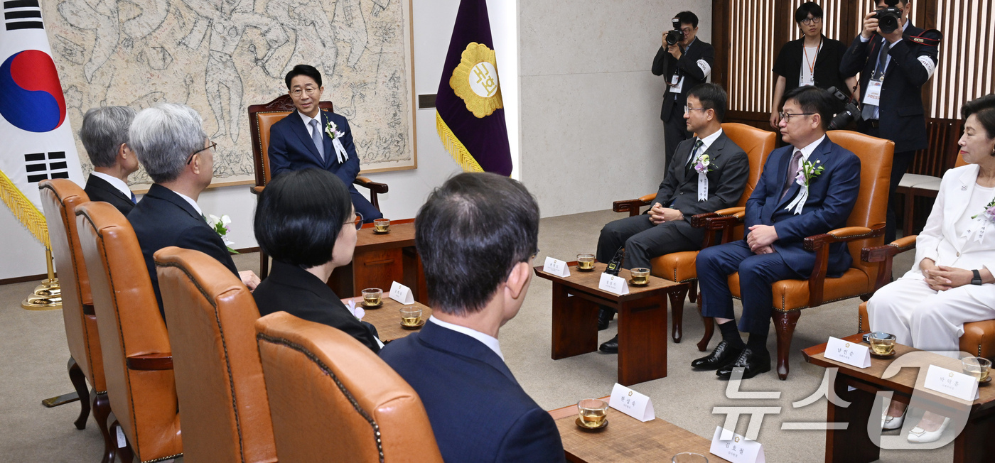 (서울=뉴스1) 국회사진기자단 = 조정식 국회의장이 17일 서울 여의도 국회 의장접견실에서 제78주년 제헌절 경축식에 앞서 4부요인 및 감사원장, 여야 원내대표 등과 환담을 하고 …