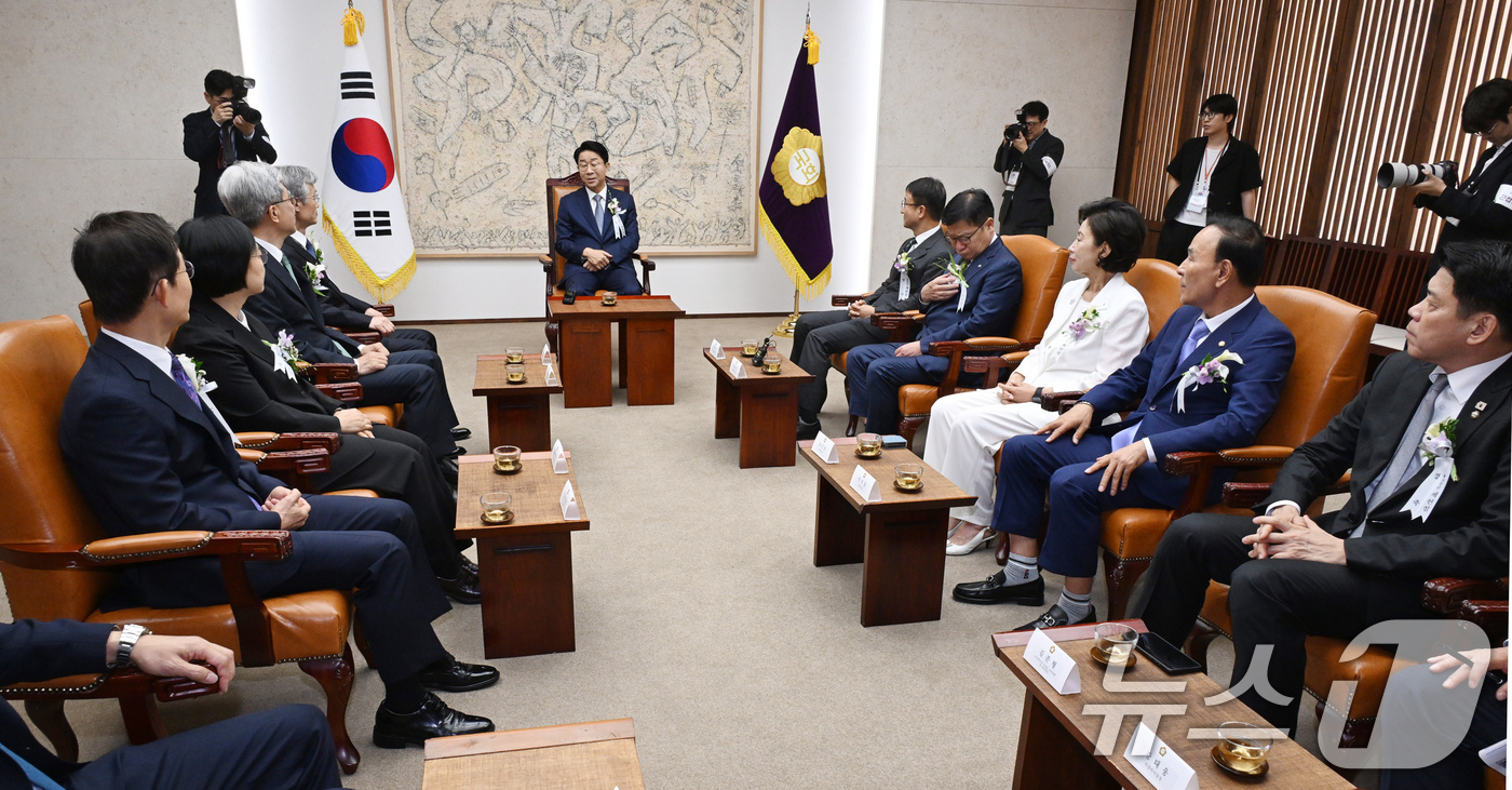 (서울=뉴스1) 국회사진기자단 = 조정식 국회의장이 17일 서울 여의도 국회 의장접견실에서 제78주년 제헌절 경축식에 앞서 4부요인 및 감사원장, 여야 원내대표 등과 환담을 하고 …