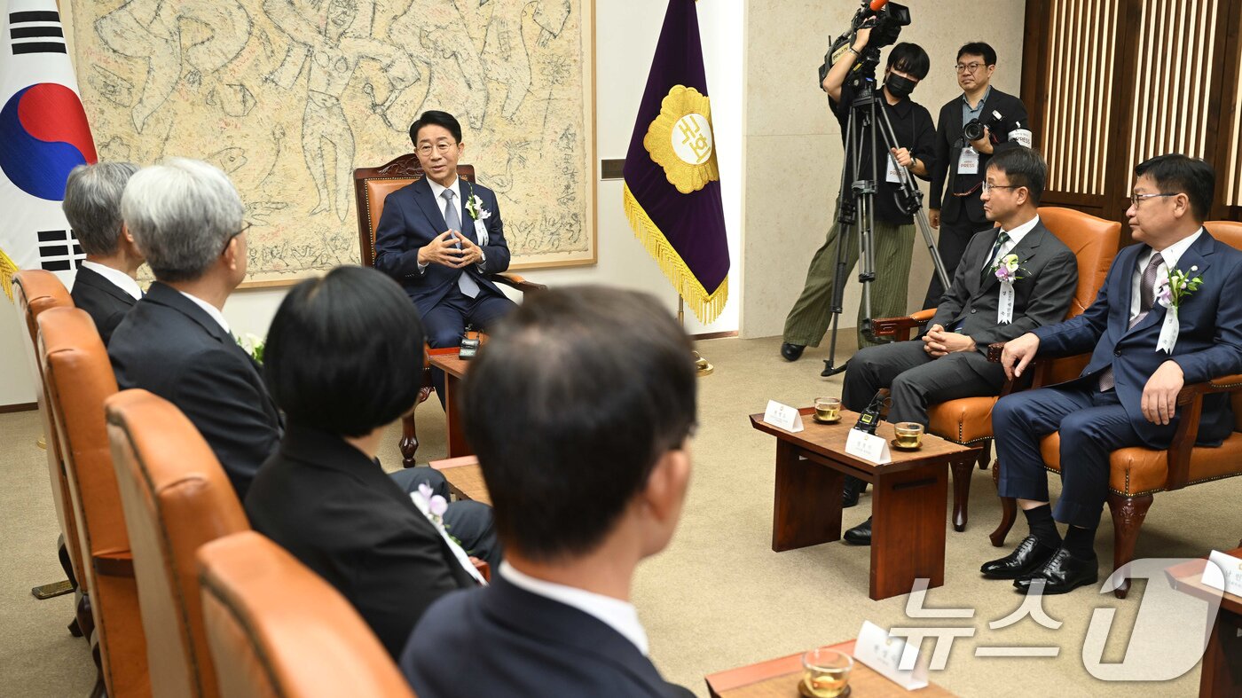본문 이미지 - 조정식 국회의장이 17일 서울 여의도 국회 의장접견실에서 제78주년 제헌절 경축식에 앞서 4부요인 및 감사원장, 여야 원내대표 등과 환담을 하고 있다. 2026.7.17 ⓒ 뉴스1 국회사진기자단