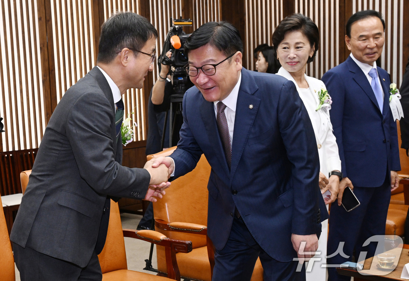 (서울=뉴스1) 국회사진기자단 = 한병도 더불어민주당 대표 직무대행 겸 원내대표와 정점식 국민의힘 원내대표가  17일 서울 여의도 국회에서 제78주년 제헌절 경축식에 앞서 사전 환 …