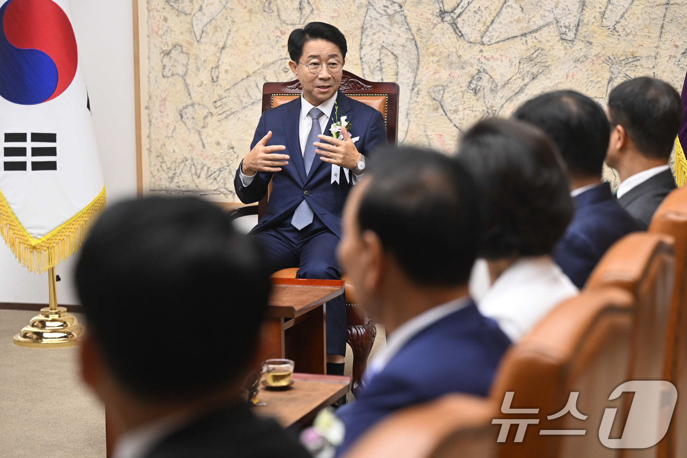 (서울=뉴스1) 국회사진기자단 = 조정식 국회의장이 17일 서울 여의도 국회 의장접견실에서 제78주년 제헌절 경축식에 앞서 4부요인 및 감사원장, 여야 원내대표 등과 환담을 하고 …
