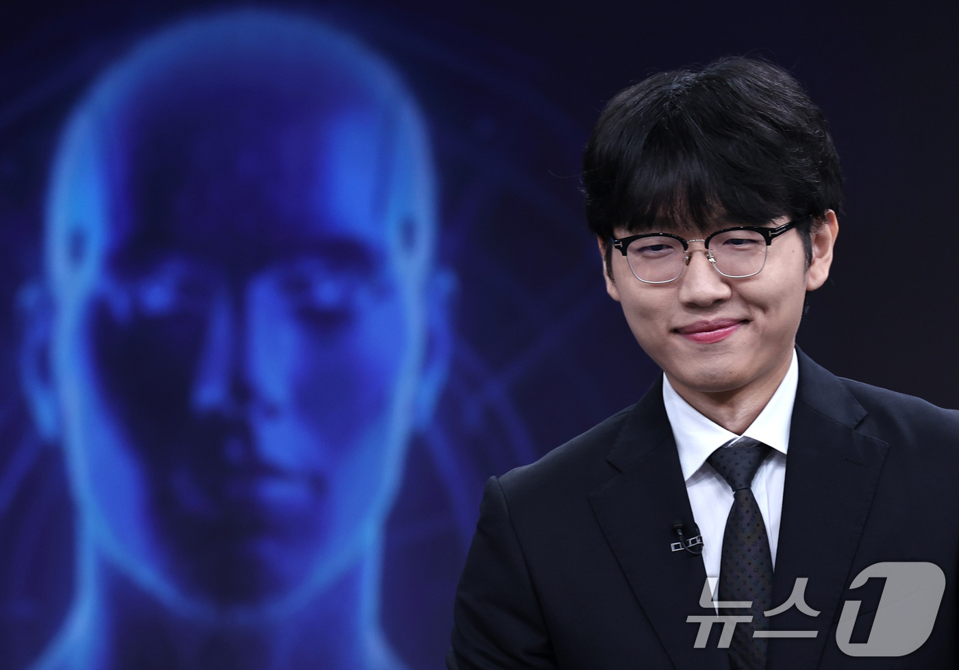 (서울=뉴스1) 구윤성 기자 = 바둑 세계랭킹 1위 신진서 9단이 17일 오전 서울 중구 한국경제TV 스튜디오에서 열린 '쎈수학·한경 기신전(棋神戰)' 인공지능(AI) 프로그램 카 …