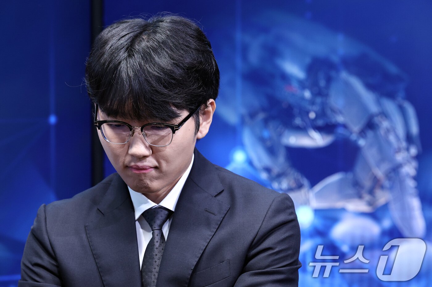 본문 이미지 - 바둑 세계랭킹 1위 신진서 9단이 17일 오전 서울 중구 한국경제TV 스튜디오에서 열린 '쎈수학·한경 기신전(棋神戰)' 인공지능(AI) 프로그램 카타고(KataGo)와의 두 점 접바둑 3번기 첫 대국을 펼치고 있다. 2026.7.17 ⓒ 뉴스1 구윤성 기자