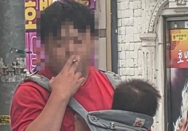 아기 안고 길 한복판서 흡연하는 남성…"애가 연기 다 마신다" 공분
