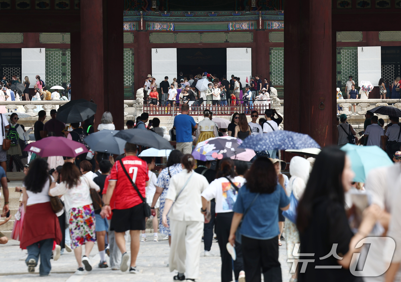 (서울=뉴스1) 김민지 기자 = 제78주년 제헌절인 17일 오전 서울 종로구 경복궁이 시민과 외국인 관광객들로 붐비고 있다. 2026.7.17/뉴스1