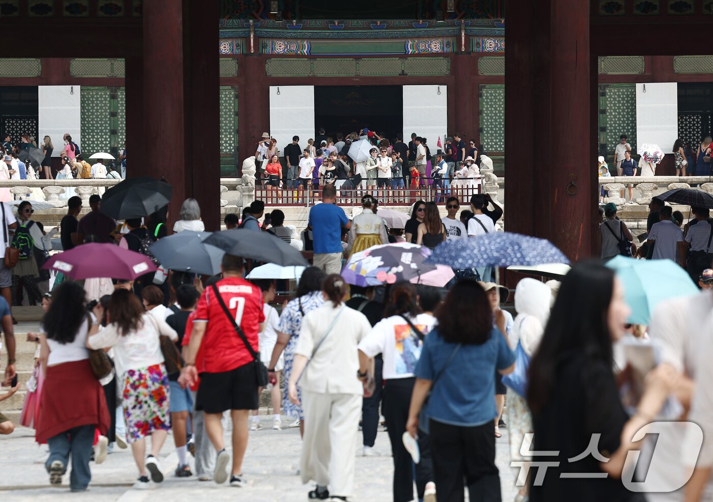 본문 이미지 - 제78주년 제헌절인 17일 오전 서울 종로구 경복궁이 시민과 외국인 관광객들로 붐비고 있다. 2026.7.17 ⓒ 뉴스1 김민지 기자