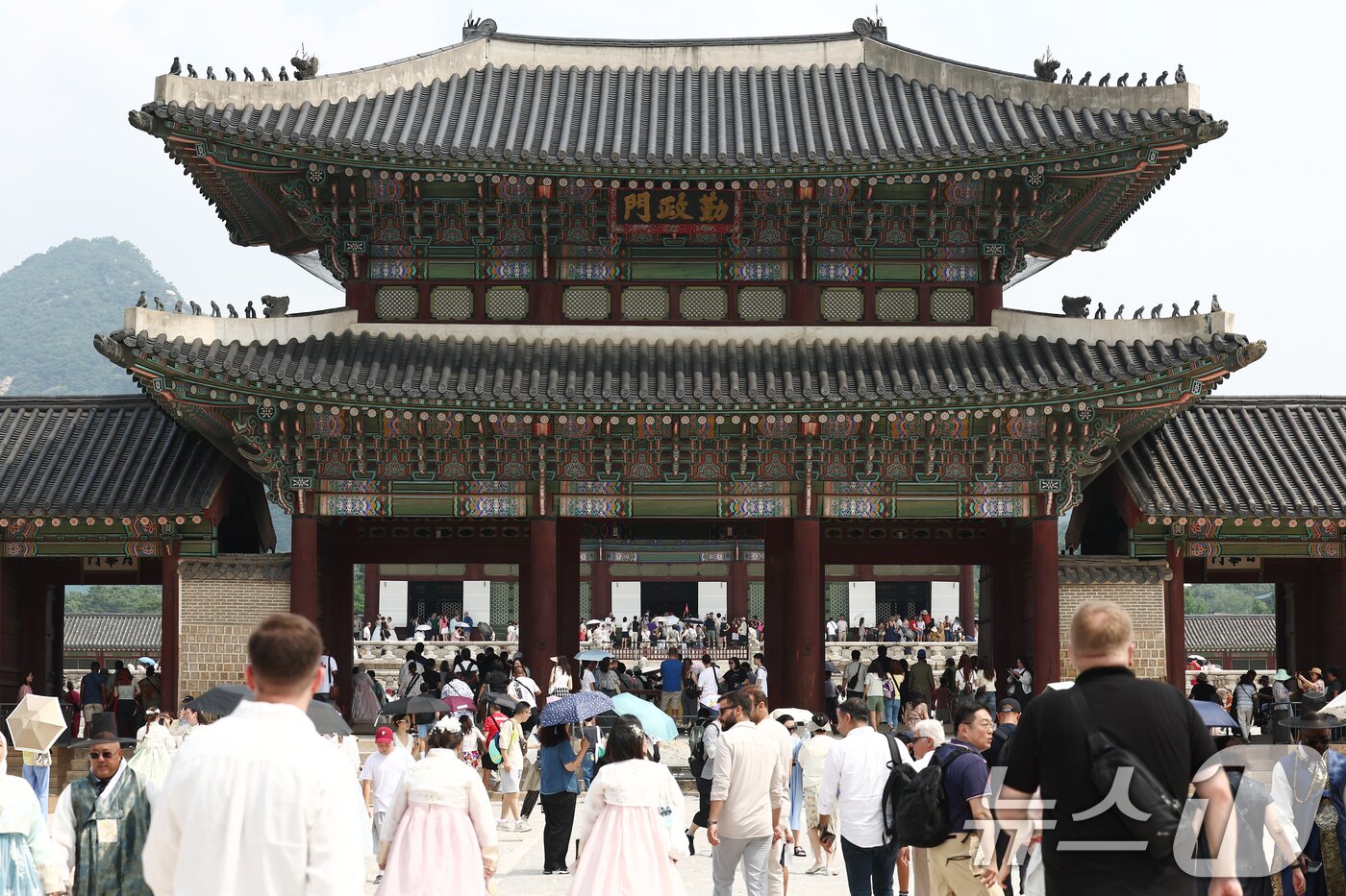 본문 이미지 - 제78주년 제헌절인 17일 오전 서울 종로구 경복궁이 시민과 외국인 관광객들로 붐비고 있다. 2026.7.17 ⓒ 뉴스1 김민지 기자