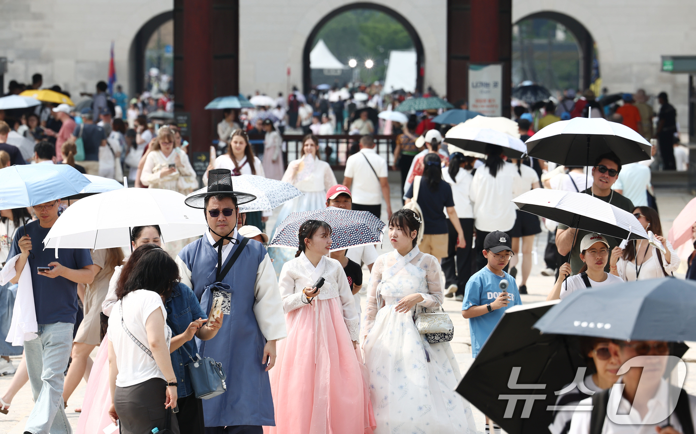 (서울=뉴스1) 김민지 기자 = 제78주년 제헌절인 17일 오전 서울 종로구 경복궁이 시민과 외국인 관광객들로 붐비고 있다. 2026.7.17/뉴스1