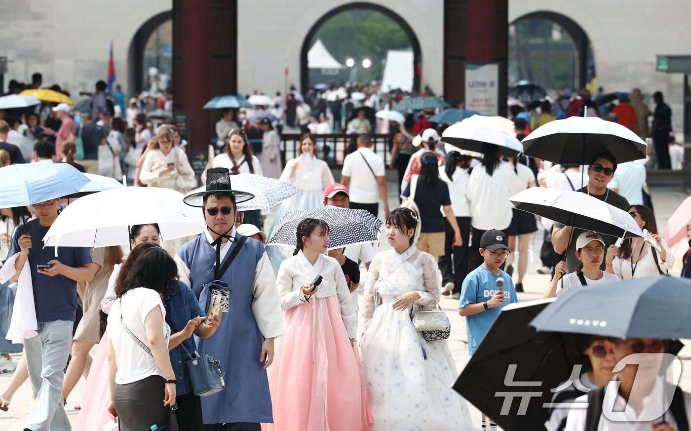 본문 이미지 - 제78주년 제헌절인 17일 오전 서울 종로구 경복궁이 시민과 외국인 관광객들로 붐비고 있다. 2026.7.17 ⓒ 뉴스1 김민지 기자