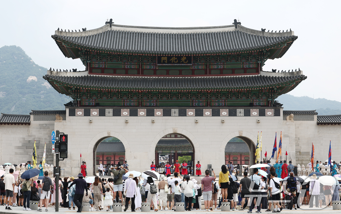 (서울=뉴스1) 김민지 기자 = 제78주년 제헌절인 17일 오전 서울 종로구 경복궁에서 시민과 외국인 관광객들이 수문장 교대의식을 관람하고 있다. 2026.7.17/뉴스1