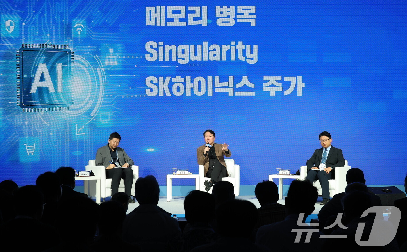 (서울=뉴스1) = 최태원 대한상의 회장(가운데)과 권석준 성균관대학교 교수(오른쪽), 이재욱 서울대학교 AI연구원장(왼쪽)이 17일 제주 서귀포시 신라호텔에서 열린 ‘제49회 대 …