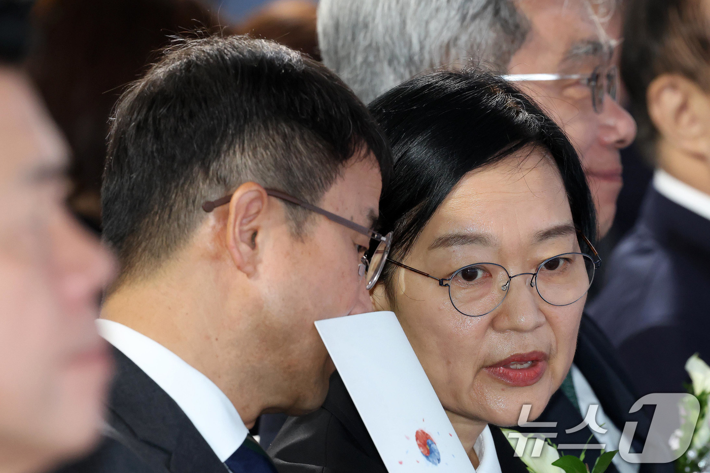 (서울=뉴스1) 국회사진기자단 = 한성숙 국무총리와 한병도 더불어민주당 당대표 직무대행 겸 원내대표가 17일 서울 여의도 국회에서 열린 제78회 제헌절 경축식에서 대화하고 있다. …