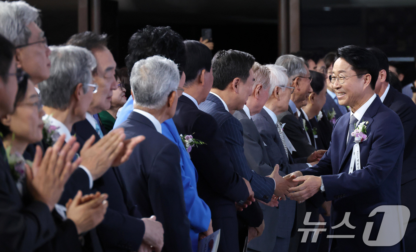 (서울=뉴스1) 국회사진기자단 = 조정식 국회의장이 17일 서울 여의도 국회에서 열린 제78회 제헌철 경축식에서 참석자들과 인사하고 있다. 2026.7.17/뉴스1