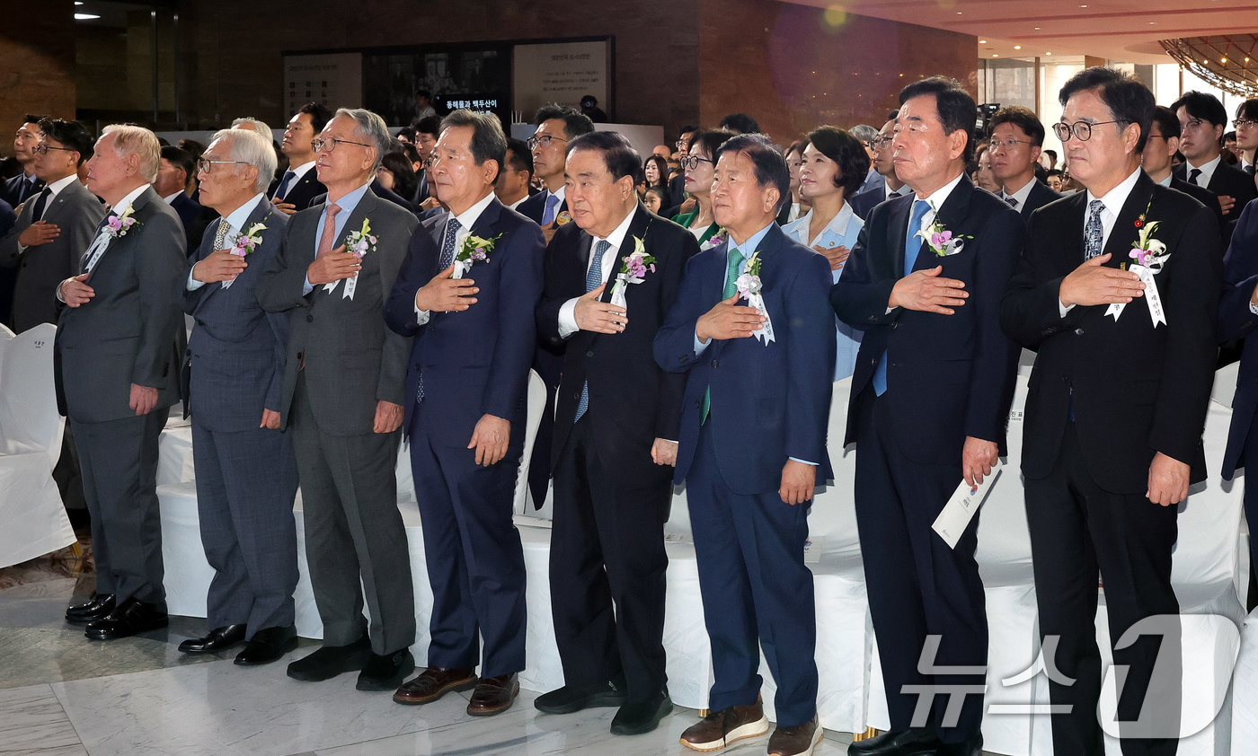(서울=뉴스1) 국회사진기자단 = 17일 서울 여의도 국회에서 열린 제78주년 제헌절 경축식에서 우원식 전 국회의장(오른쪽)을 비롯한 전 국회의장들이 국기에 대한 경례를 하고 있다 …