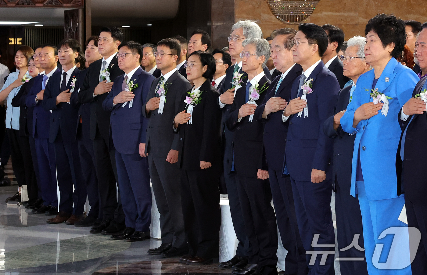 (서울=뉴스1) 국회사진기자단 = 17일 서울 여의도 국회에서 열린 제78주년 제헌절 경축식에서 조정식 국회의장을 비롯한 참석자들이 국기에 대한 경례를 하고 있다. 2026.7.1 …