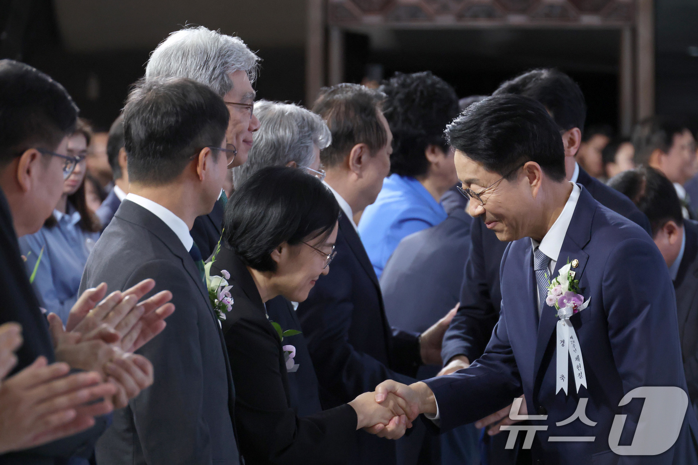 (서울=뉴스1) 국회사진기자단 = 조정식 국회의장이 17일 서울 여의도 국회에서 열린 제78회 제헌철 경축식에서 한성숙 국무총리와 인사하고 있다. 2026.7.17/뉴스1