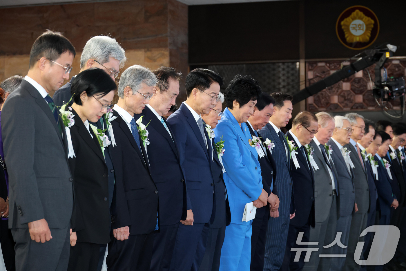 (서울=뉴스1) 국회사진기자단 = 조정식 국회의장을 비롯한 참석자들이 17일 서울 여의도 국회에서 열린 제78회 제헌철 경축식에서 묵념하고 있다. 왼쪽부터 한병도 더불어민주당 당대 …