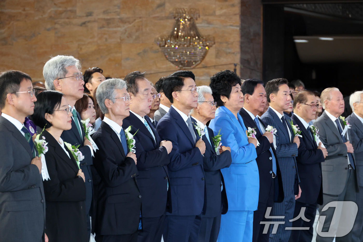 (서울=뉴스1) 국회사진기자단 = 조정식 국회의장을 비롯한 참석자들이 17일 서울 여의도 국회에서 열린 제78회 제헌철 경축식에서 국민의례를 하고 있다. 왼쪽부터 한병도 더불어민주 …
