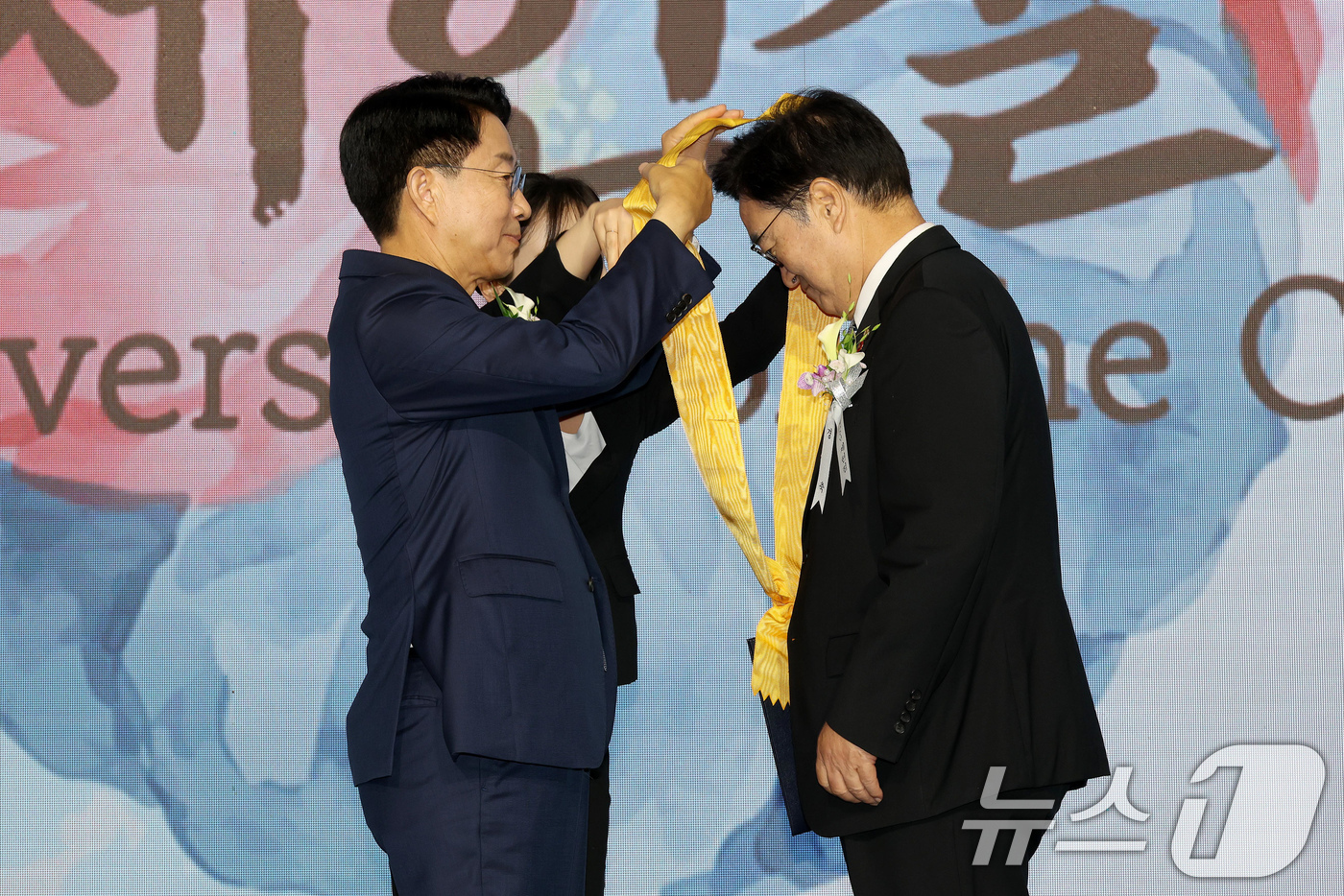 (서울=뉴스1) 국회사진기자단 = 조정식 국회의장이 17일 서울 여의도 국회에서 열린 제78회 제헌철 경축식에서 우원식 전 국회의장에게 무궁화장을 전수하고 있다. 2026.7.17 …