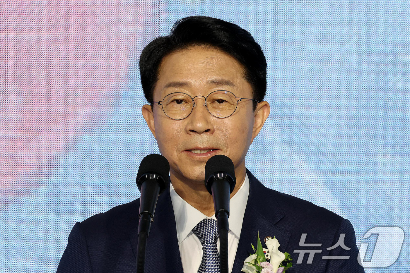 (서울=뉴스1) 국회사진기자단 = 조정식 국회의장이 17일 서울 여의도 국회에서 열린 제78주년 제헌절 경축식에서 경축사를 하고 있다. 2026.7.17/뉴스1