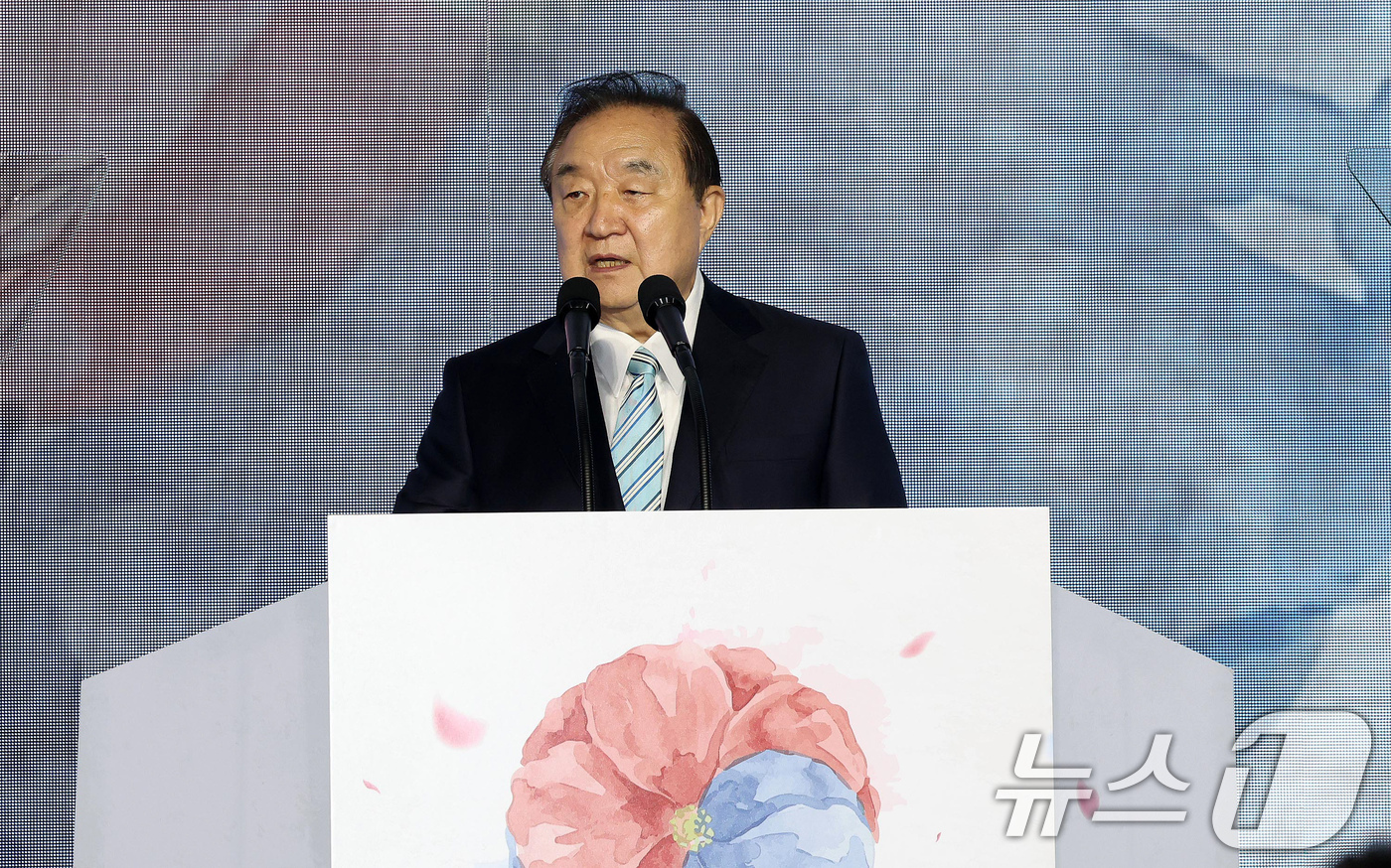 (서울=뉴스1) 국회사진기자단 = 정대철 헌정회장이 17일 서울 여의도 국회에서 열린 제78주년 제헌절 경축식에서 경축사를 하고 있다. 2026.7.17/뉴스1