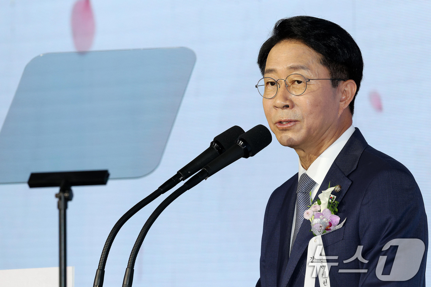 (서울=뉴스1) 국회사진기자단 = 조정식 국회의장이 17일 서울 여의도 국회에서 열린 제78주년 제헌절 경축식에서 경축사를 하고 있다. 2026.7.17/뉴스1