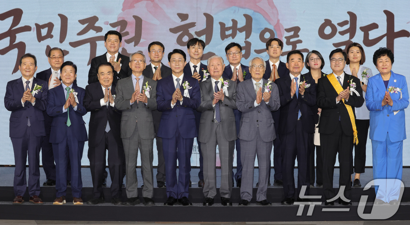 (서울=뉴스1) 국회사진기자단 = 조정식 국회의장을 비롯한 전직 국회의장과 각 정당 대표들이 17일 서울 여의도 국회에서 열린 제78주년 제헌절 경축식에서 기념촬영을 하고 있다. …