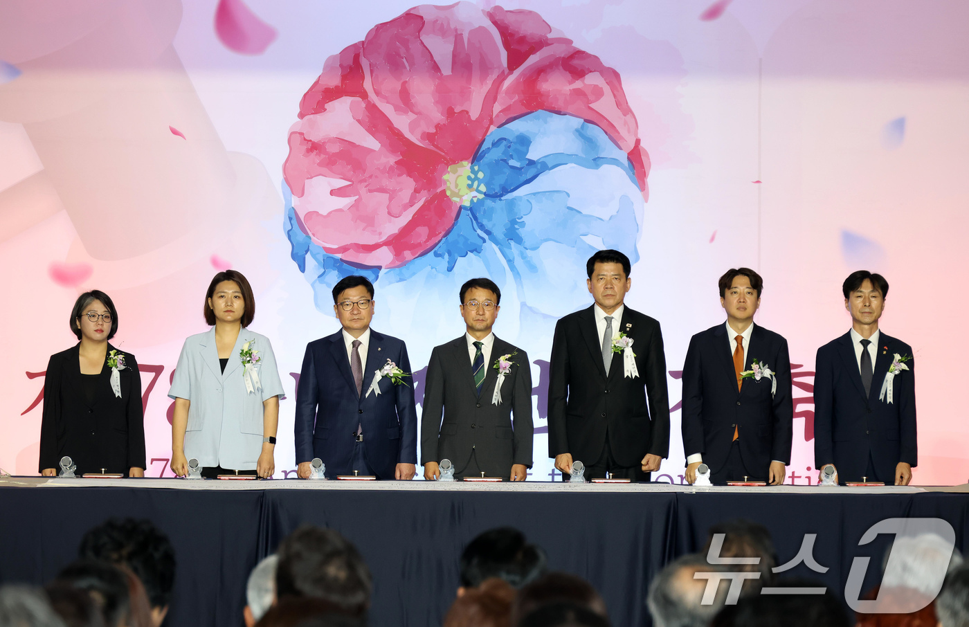 (서울=뉴스1) 국회사진기자단 = 17일 서울 여의도 국회에서 열린 제78주년 제헌절 경축식에서 정당 대표들이 제헌헌법 도장날인 퍼포먼스를 하고 있다. 왼쪽부터 용혜인 기본소득당 …