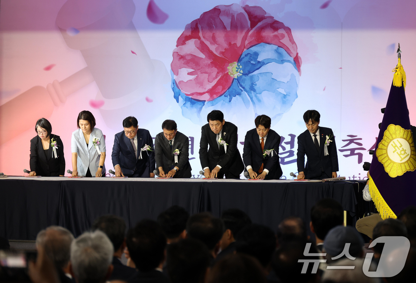 (서울=뉴스1) 국회사진기자단 = 17일 서울 여의도 국회에서 열린 제78주년 제헌절 경축식에서 정당 대표들이 제헌헌법 도장날인 퍼포먼스를 하고 있다. 왼쪽부터 용혜인 기본소득당 …