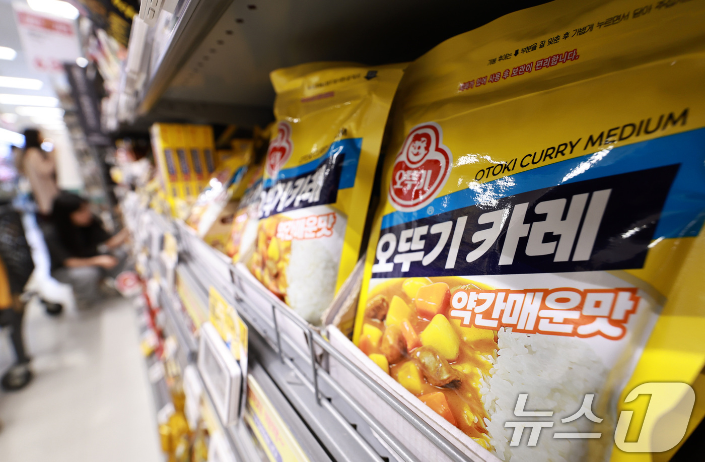 (서울=뉴스1) 구윤성 기자 = 17일 서울의 한 대형마트에 카레가루가 진열돼 있다.식품업계에 따르면 CJ제일제당과 오뚜기, 사조 등 주요 식품기업들이 가격 인상에 나서고 있다. …
