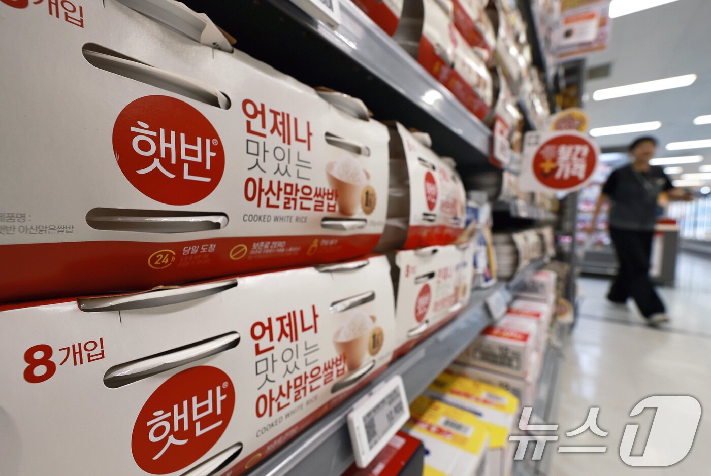 본문 이미지 - 17일 서울의 한 대형마트에 즉석밥이 진열돼 있다. 2026.7.17 ⓒ 뉴스1 구윤성 기자