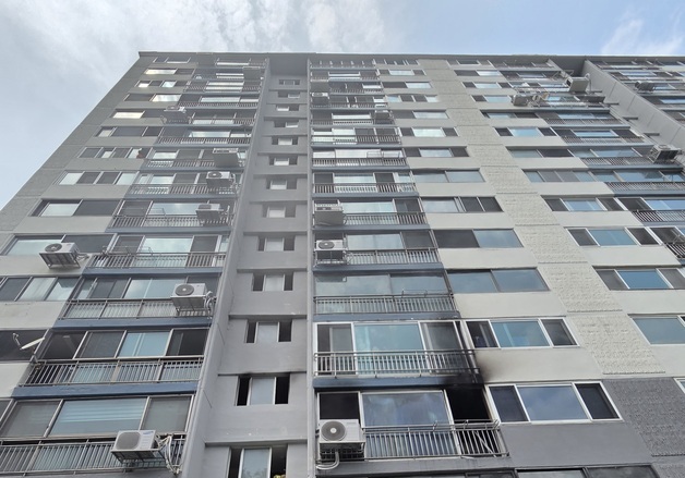 부산 만덕동 아파트 11층서 불…주민 8명 구조