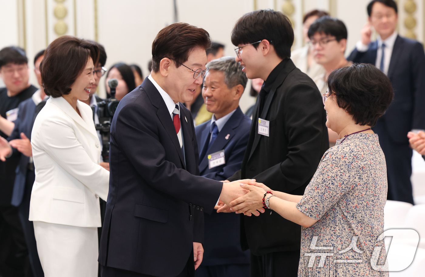 (서울=뉴스1) 허경 기자 = 이재명 대통령과 김혜경 여사가 17일 청와대 영빈관에서 열린 '빛의 위원회' 출범기념 시민초청행사에 입장하며 참석자들과 인사하고 있다. 2026.7. …