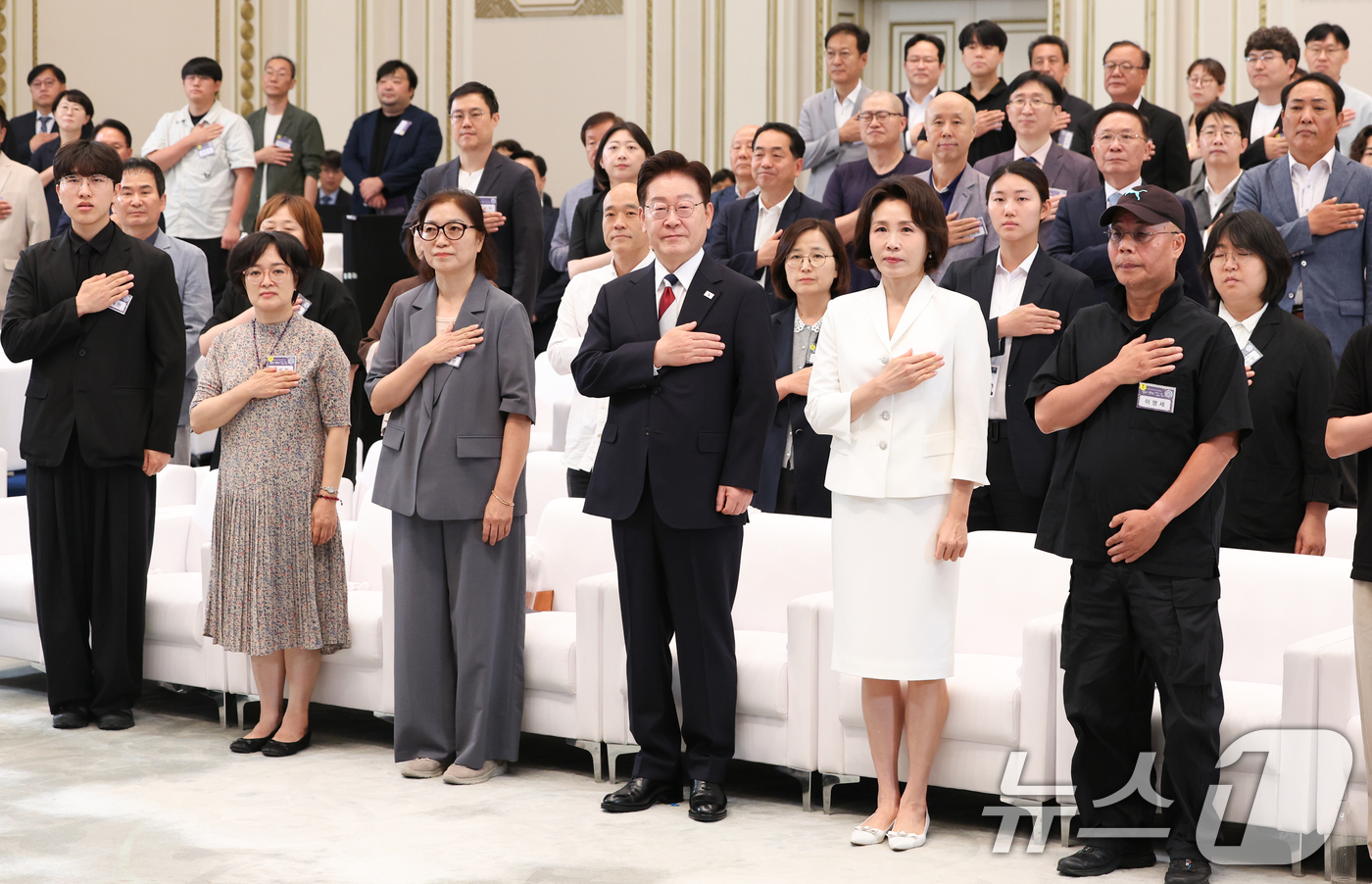 (서울=뉴스1) 허경 기자 = 이재명 대통령과 김혜경 여사가 17일 청와대 영빈관에서 열린 '빛의 위원회' 출범기념 시민초청행사에서 국민의례를 하고 있다. 2026.7.17/뉴스1 …