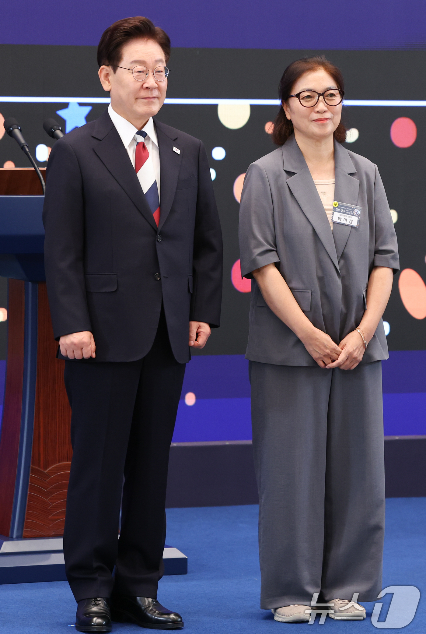 (서울=뉴스1) 허경 기자 = 이재명 대통령이 17일 청와대 영빈관에서 열린 '빛의 위원회' 출범기념 시민초청행사에서 박미경 위원장에게 위촉장을 수여한 뒤 기념촬영을 하고 있다. …