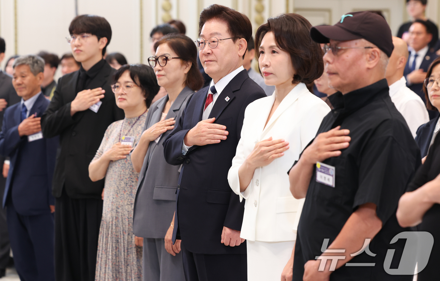 (서울=뉴스1) 허경 기자 = 이재명 대통령과 김혜경 여사가 17일 청와대 영빈관에서 열린 '빛의 위원회' 출범기념 시민초청행사에서 국민의례를 하고 있다. 2026.7.17/뉴스1 …