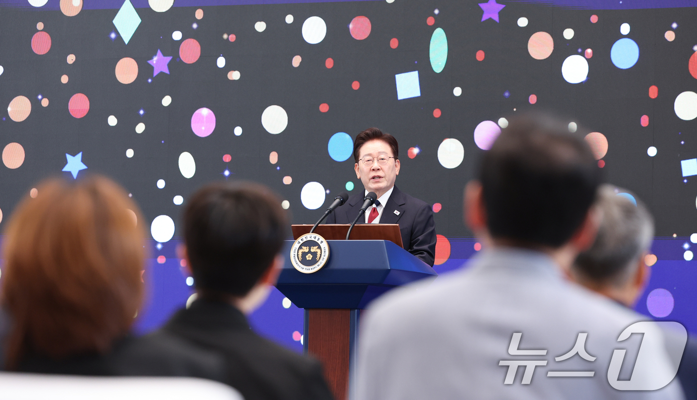 (서울=뉴스1) 허경 기자 = 이재명 대통령이 17일 청와대 영빈관에서 열린 '빛의 위원회' 출범기념 시민초청행사에서 발언하고 있다. 2026.7.17/뉴스1