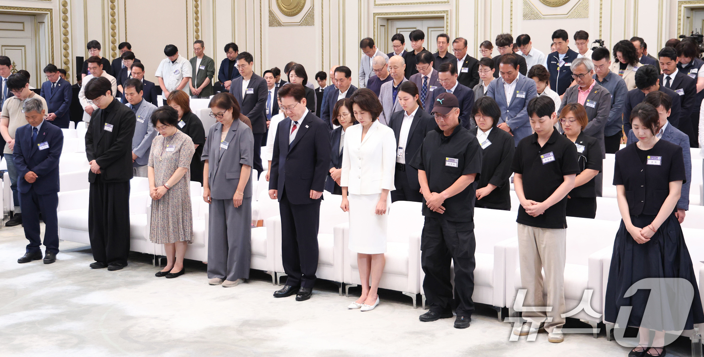 (서울=뉴스1) 허경 기자 = 이재명 대통령과 김혜경 여사가 17일 청와대 영빈관에서 열린 '빛의 위원회' 출범기념 시민초청행사에서 순국선열과 호국영령에 대한 묵념을 하고 있다. …