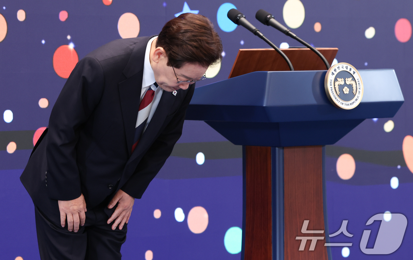 (서울=뉴스1) 허경 기자 = 이재명 대통령이 17일 청와대 영빈관에서 열린 '빛의 위원회' 출범기념 시민초청행사에서 발언한 뒤 인사하고 있다. 2026.7.17/뉴스1