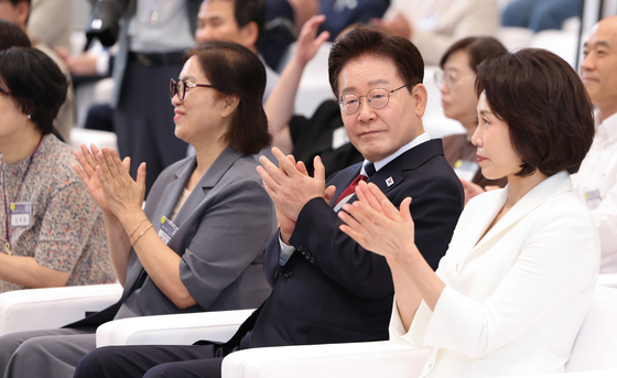 박수 치는 이재명 대통령 부부