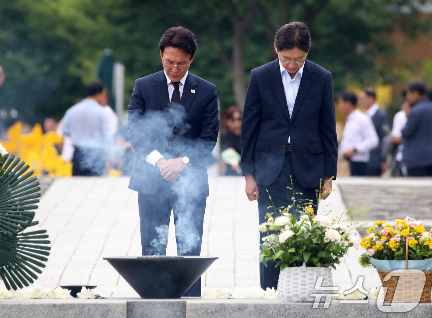 (김해=뉴스1) 윤일지 기자 = 더불어민주당 당대표 후보인 김민석 전 총리와 김경수 전 대통령 직속 지방시대위원회 위원장이 17일 경남 김해 진영읍 봉하마을을 찾아 고 노무현 전 …