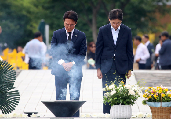 고 노무현 전 대통령 묘역 참배하는 김민석·김경수