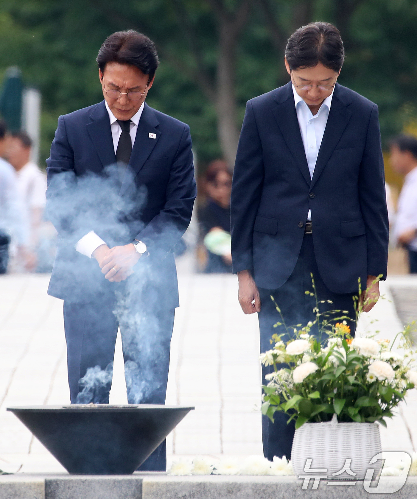 (김해=뉴스1) 윤일지 기자 = 더불어민주당 당대표 후보인 김민석 전 총리와 김경수 전 대통령 직속 지방시대위원회 위원장이 17일 경남 김해 진영읍 봉하마을을 찾아 고 노무현 전 …