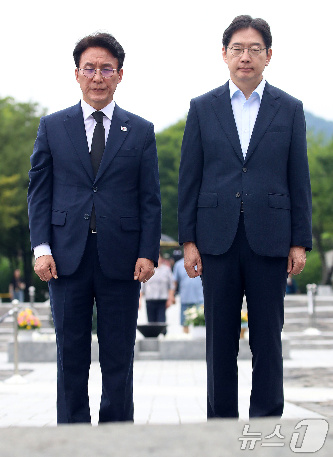 (김해=뉴스1) 윤일지 기자 = 더불어민주당 당대표 후보인 김민석 전 총리와 김경수 전 대통령 직속 지방시대위원회 위원장이 17일 경남 김해 진영읍 봉하마을을 찾아 고 노무현 전 …
