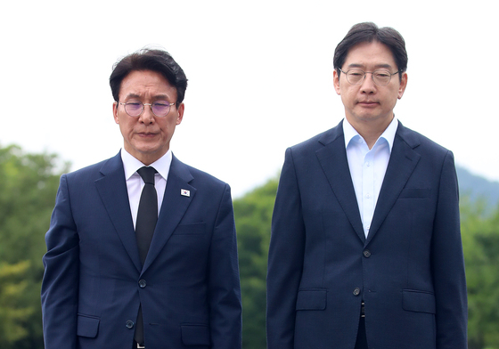 김민석·김경수, 고 노무현 전 대통령 묘역 참배