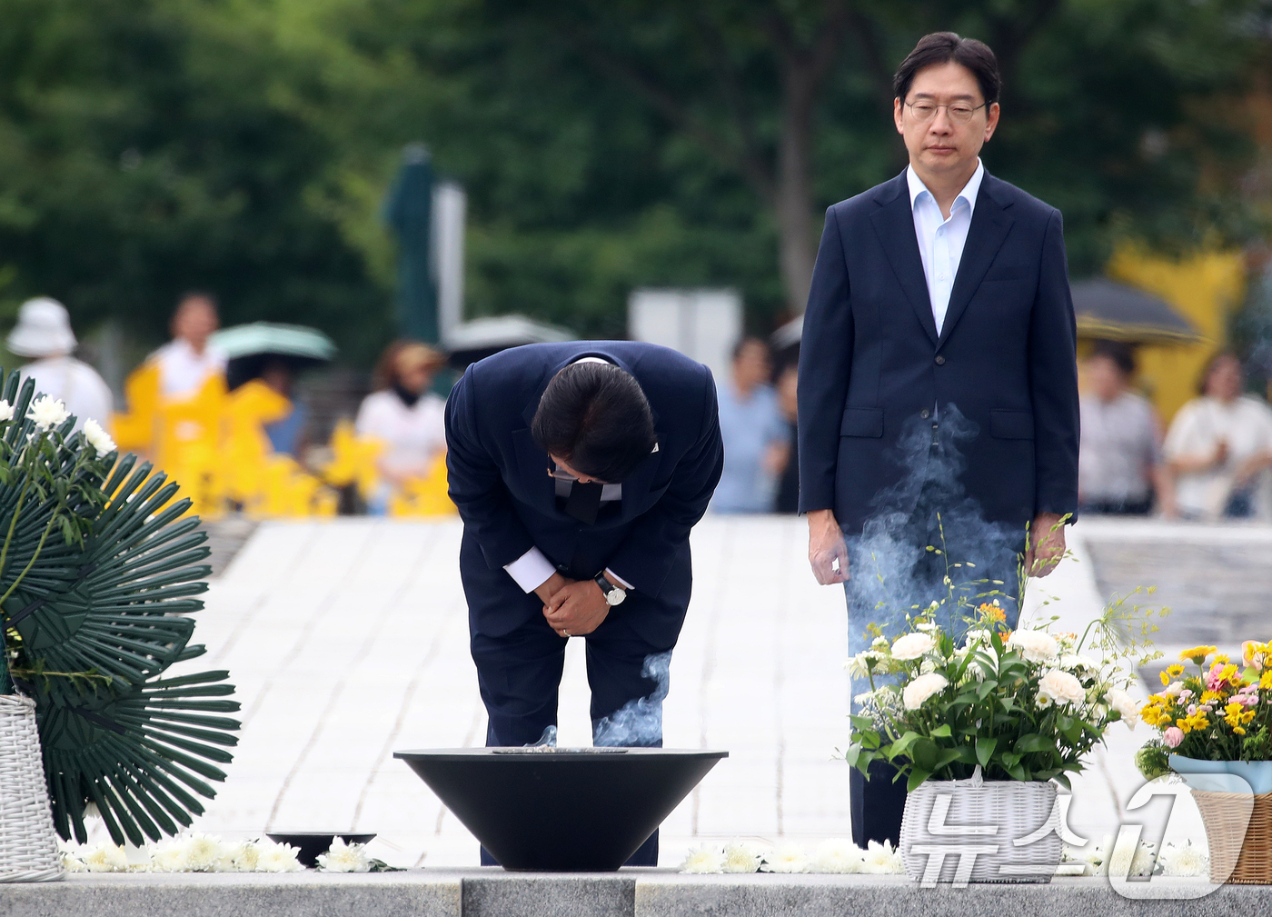 (김해=뉴스1) 윤일지 기자 = 더불어민주당 당대표 후보인 김민석 전 총리와 김경수 전 대통령 직속 지방시대위원회 위원장이 17일 경남 김해 진영읍 봉하마을을 찾아 고 노무현 전 …