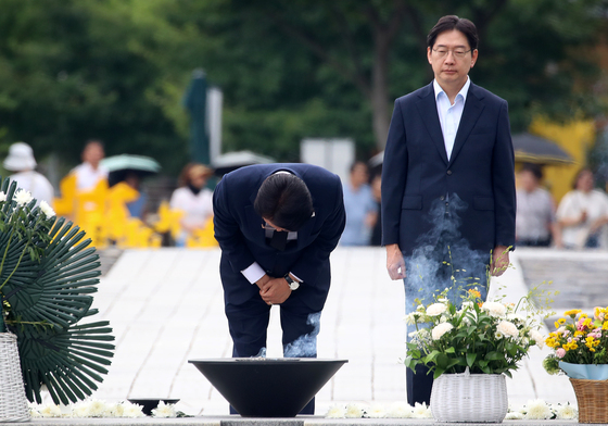 김민석·김경수, 고 노무현 전 대통령 묘역 참배