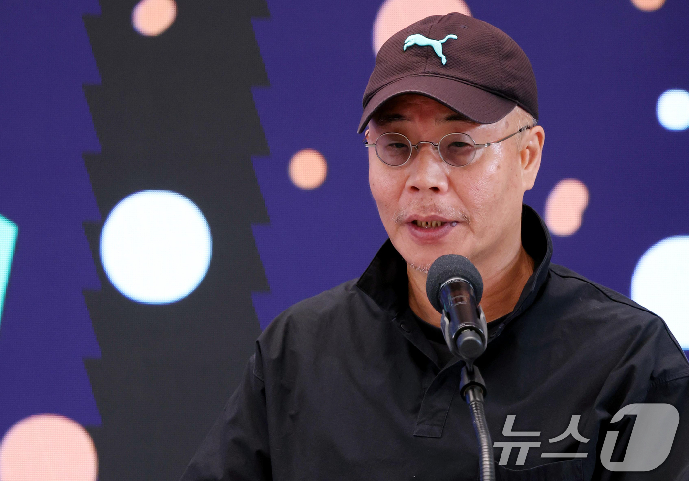 (서울=뉴스1) 허경 기자 = 이명세 감독이 17일 청와대 영빈관에서 열린 '빛의 위원회' 출범기념 시민초청행사에서 다큐멘터리 영화 '란 12·3'를 소개하고 있다. 2026.7. …