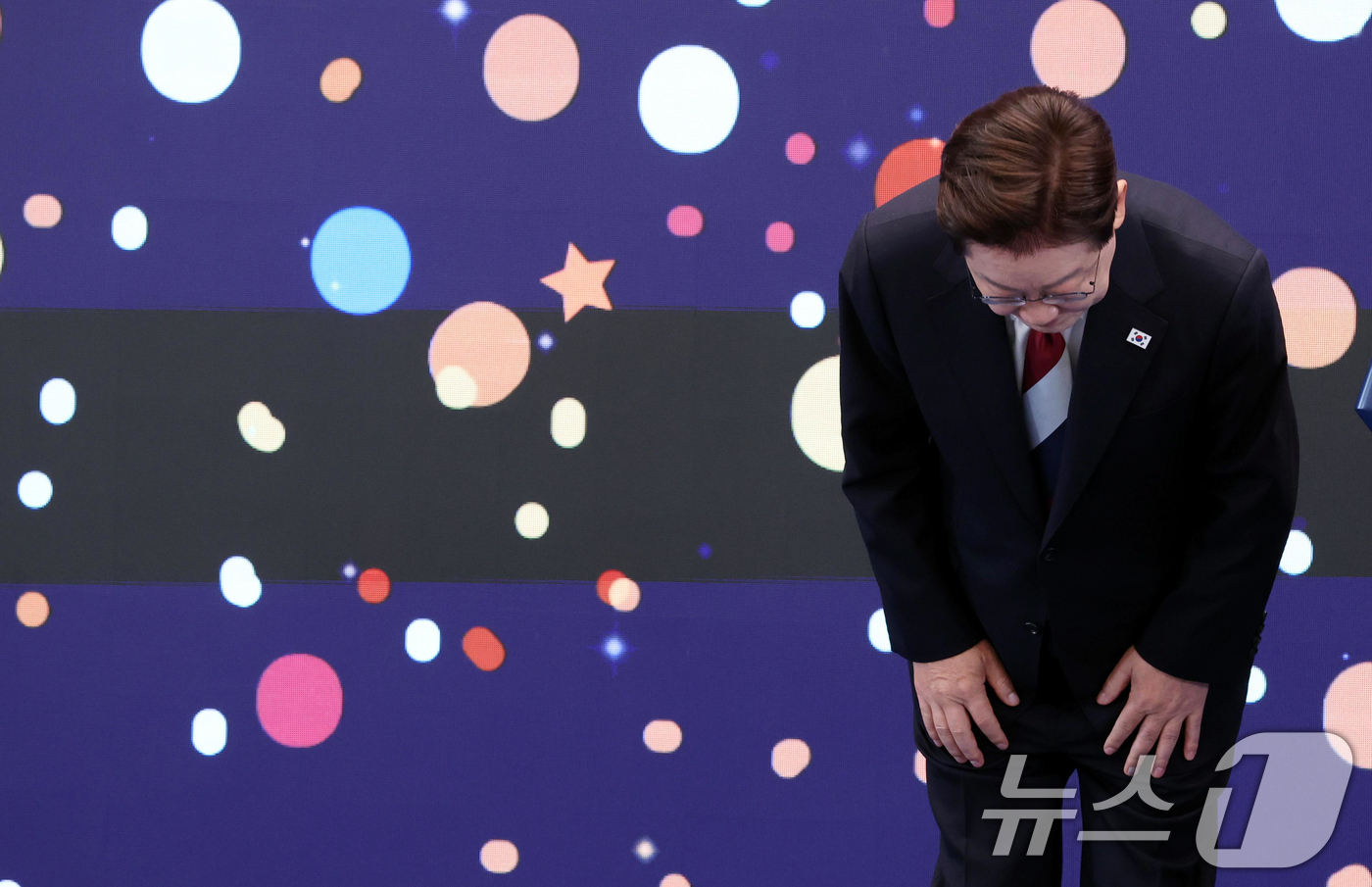 (서울=뉴스1) 허경 기자 = 이재명 대통령이 17일 청와대 영빈관에서 열린 '빛의 위원회' 출범기념 시민초청행사에서 발언한 뒤 인사하고 있다. 2026.7.17/뉴스1
